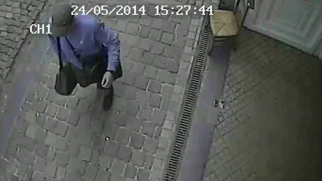 Turvakameran kuva Brysselin juutalaiseen museoon iskun tehneestä ampujasta 24.5.2014.