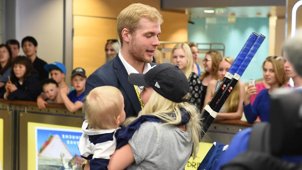 Iiro Pakarinen perheen ja fanien ympäröimänä.