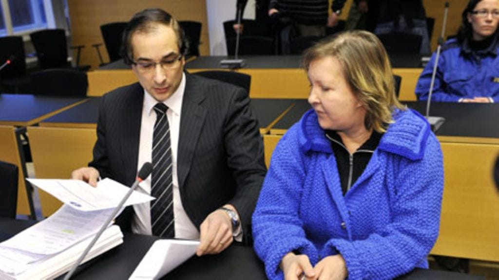 Viidestä murhasta ja kuudesta murhan yrityksestä epäilty 59-vuotias helsinkiläinen perushoitaja käräjäoikeudessa Helsingissä 12. tammikuuta 2010. Murhista syytetyn helsinkiläishoitajan epäillään myrkyttäneen iäkkäitä hoidokkejaan mm. rauhoittavilla ja sydänlääkkeillä. Hoitaja kiistää syyllisyytensä. Syytetyn vieressä asianajaja Heikki Lampela. Lehtikuva