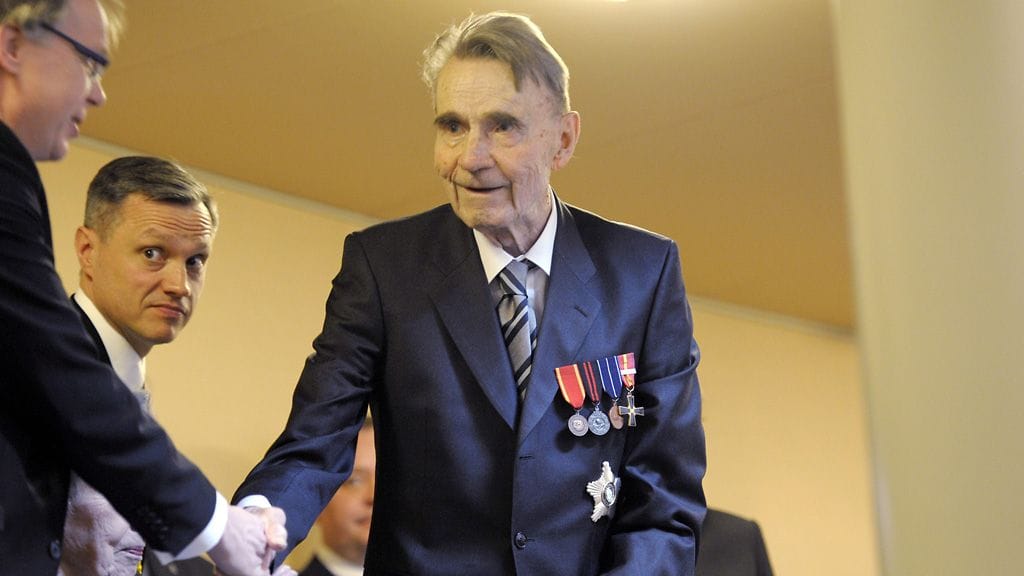 Mauno Koivisto kunniamerkkeineen.