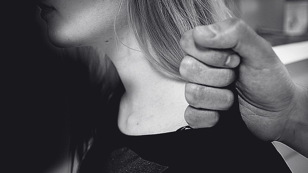 Mies tuomittiin kahdesta törkeästä lapsenraiskauksesta, yhdestä törkeästä raiskauksesta, raiskauksesta, kahdesta törkeästä huumausainerikoksesta, sukupuolisiveellisyyttä loukkaavan lasta esittävän kuvan hallussapidosta ja sen levittämisestä, pakottamisesta seksuaaliseen tekoon ja laittomasta uhkauksesta.