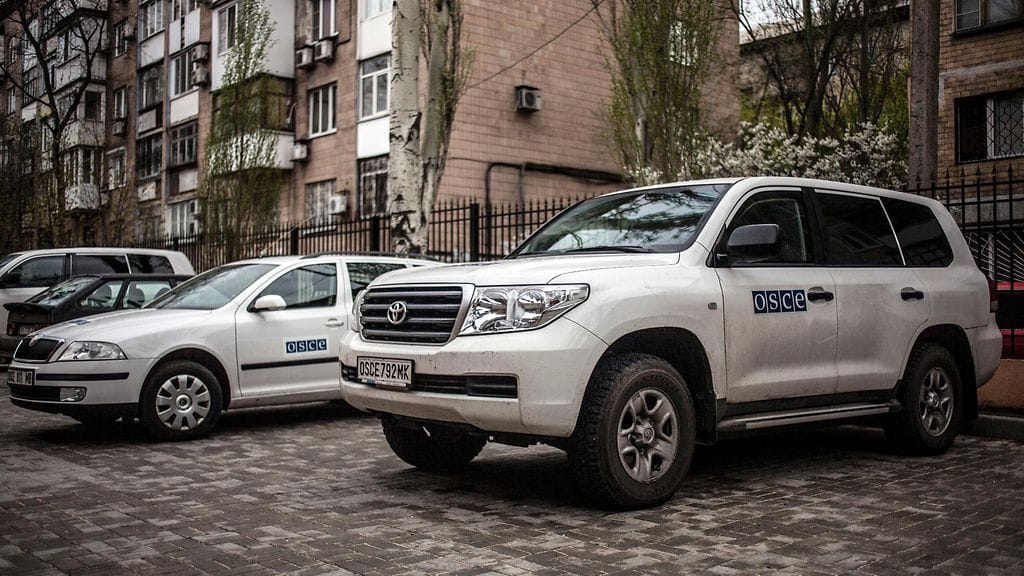 Etyj-tarkkailijoiden autoja Slovjanskissa Itä-Ukrainassa 22.4.2014.