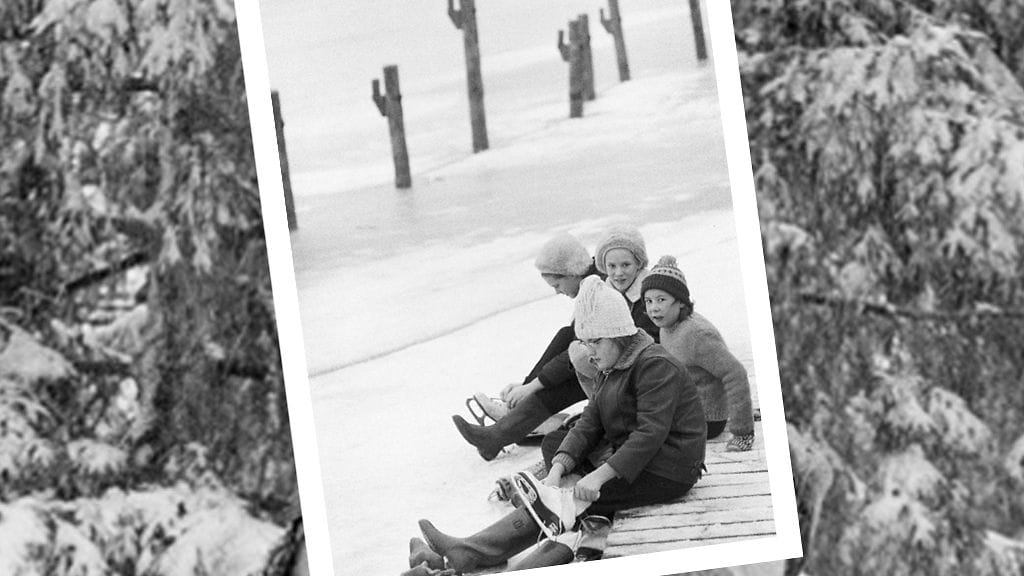 Tytöt laittavat luistimia jalkaansa laiturin reunalla meren jäällä 3. tammikuuta 1964.