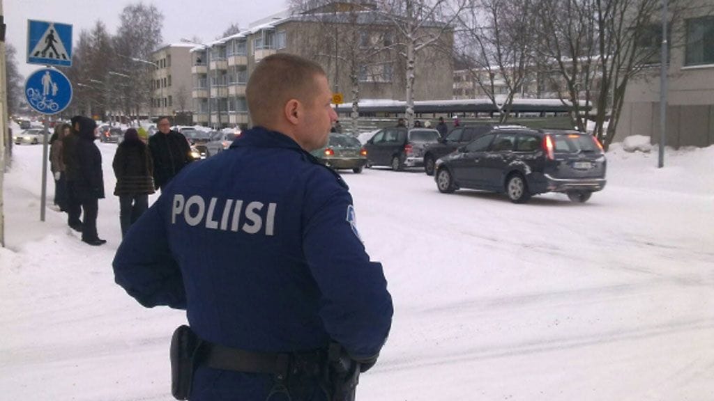 Poliisi ohjasi poikkeuksellisesti liikennettä hautajaissaattueen siirtyessä kirkosta hautausmaalle.