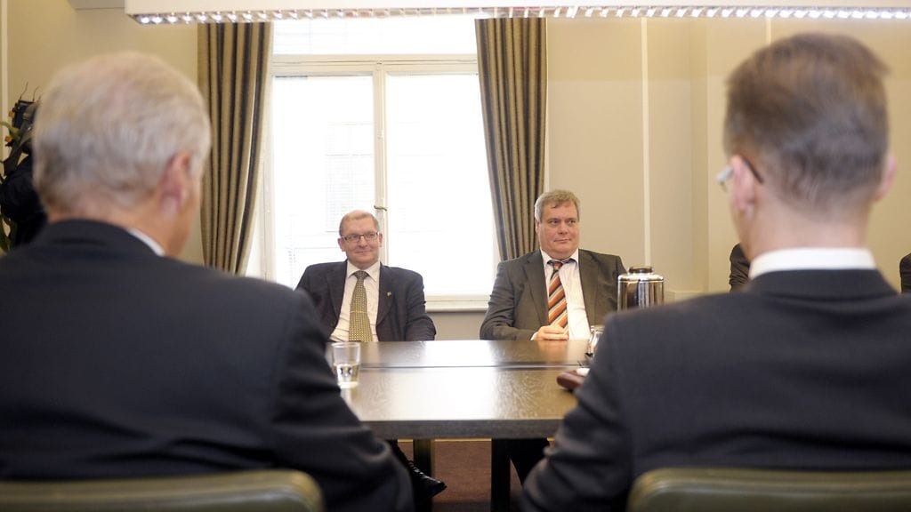 Metalliliiton puheenjohtaja Riku Aalto (2:nen vas.), Ammattiliito Pro:n puheenjohtaja Antti Rinne (oik.) ja Teknologiateollisuus ry:n varatoimitusjohtaja Risto Alanko (vas.) aloittamassa teknologiateollisuuden lakonuhan sovittelua torstaina Bulevardilla Helsiningissä 20. lokakuuta 2011.