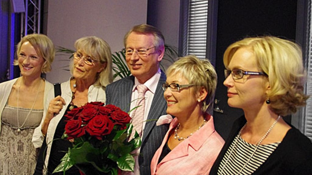 Uutisankkuri Urpo Martikainen naiskollegojensa kanssa viimeisen uutislähetyksensä jälkeen 27.5.2010.