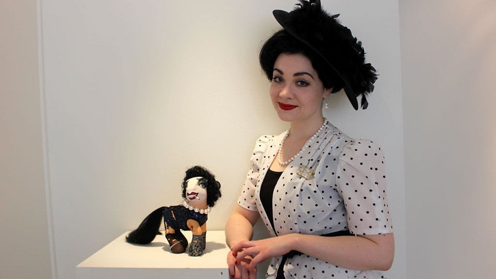 Kuvataiteilija Mari Kasurinen ja hänen uusin työnsä My Little Dr. Frank-N-Furter.