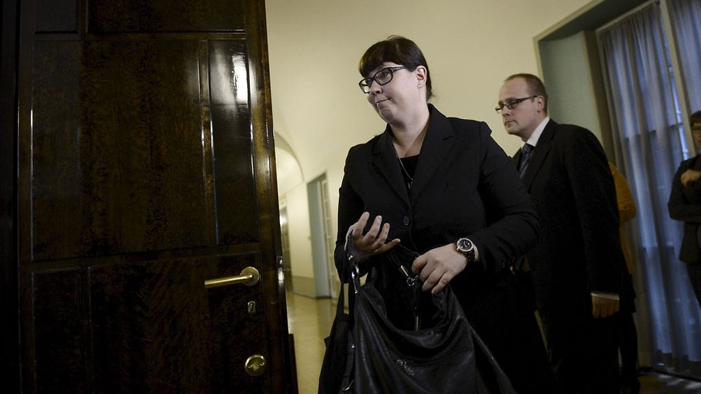 Liikenneministeri Merja Kyllönen (vas).