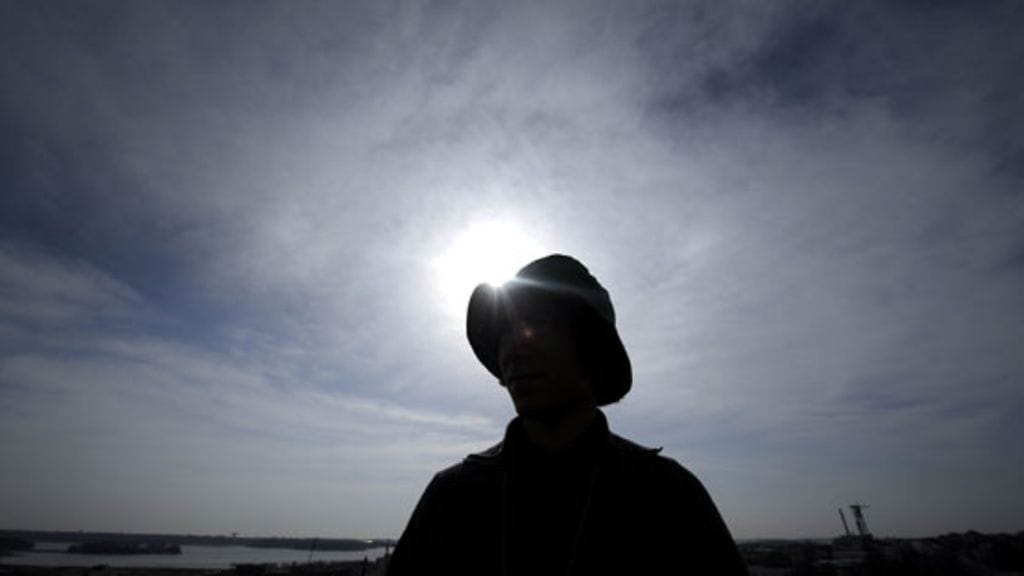 Korkeakertoimista aurinkorasvaa, suojaavat vaatteet, varjossa oleskelua – kaikki keinot ovat tänään tarpeen, sillä auringon säteily on erittäin voimakasta.