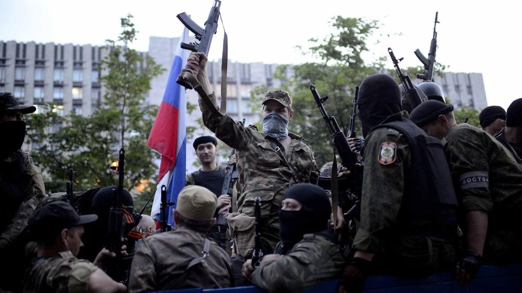 Tämä ryhmä venäläismielisiä joukkoja saapui kuvatoimisto Epan mukaan "Vostokista idästä" eilen Donetskin aluehallintoviraston luo Itä-Ukrainassa. Vostok tarkoittaa sekä jäänalaista järveä ja venäläisten tutkimusasemaa Etelämantereella sekä venäläistä avaruusohjelmaa.