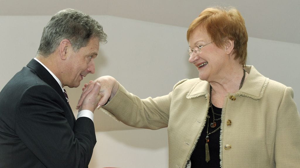 Presidentti Halonen ja tohtori Arajärvi kutsuivat varatuomari Niinistön puolisoineen Mäntyniemeen maanantaina presidentinvaalien ratkettua Niinistön voittoon toisella kierroksella.