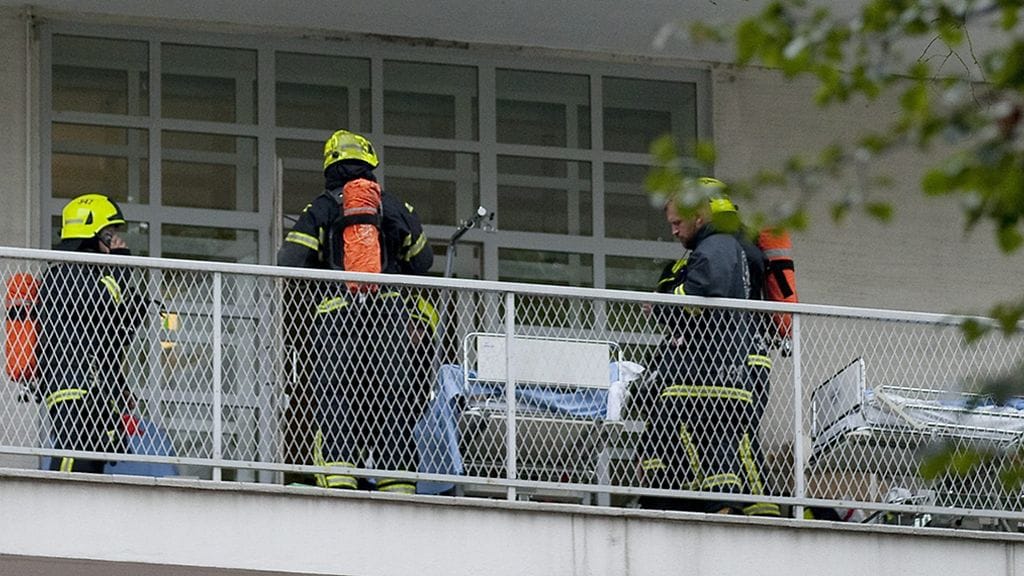 Palomiehet evakuoivat potilaita Turun yliopistollisen sairaalan tulipalossa 2. syyskuuta 2011.