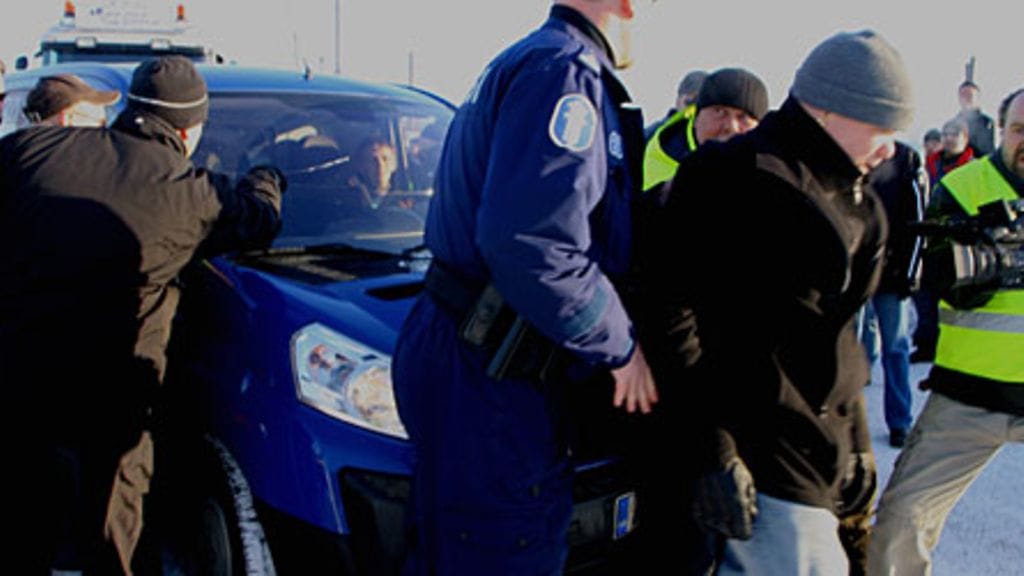 Mussalon satamassa Kotkassa ahtaajat osoittivat mieltä aamulla 18. maaliskuuta 2010. Kuva: Lehtikuva