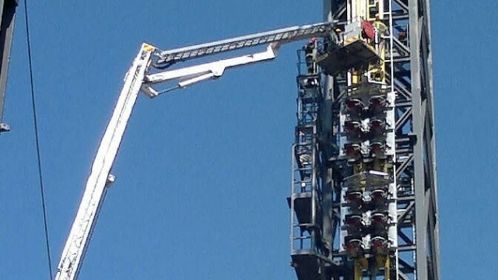 Ukko-vuoristorata jumiutui jälleen yläilmoihin Linnanmäellä Helsingissä. Lukijan kännykkäkuva.