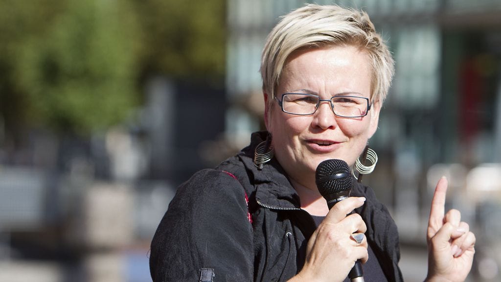 Minna Sirnö Vasemmistoliiton toritapahtumassa Vaasan torilla kesällä 2010.