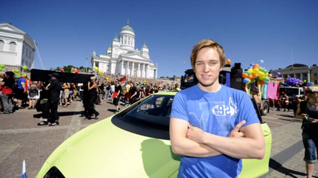 Mr. Gay Finland Kenneth Liukkonen Senaatintorilla seksuaali- ja sukupuolivähemmistöjen Helsinki Pride 2010 -kulkueen mukana Helsingin keskustassa 3. heinäkuuta 2009. (LEHTIKUVA)
