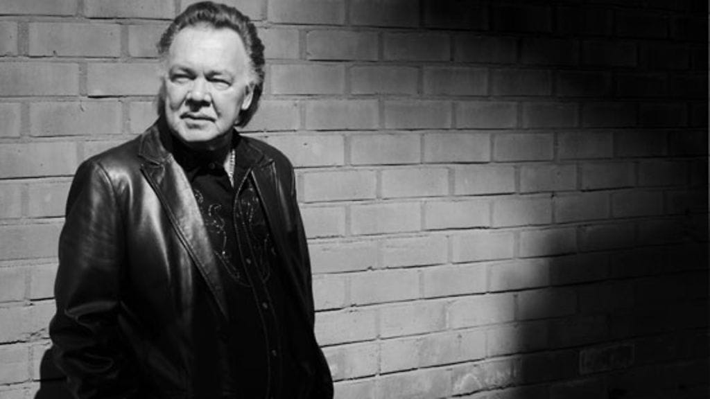 Kari Tapio siunataan joulun alla kotimaisemiin.