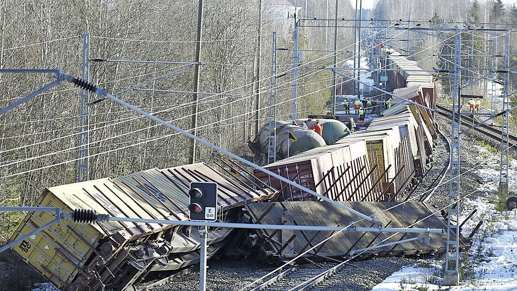 Suistuneita vaunuja Vammalan ratapihalla.