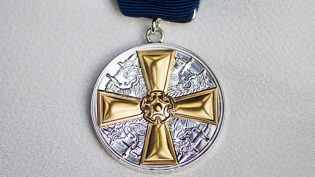 Niinistö antaa 29 äidille Valkoisen Ruusun Ritarikunnan I luokan mitalin kultaristein.