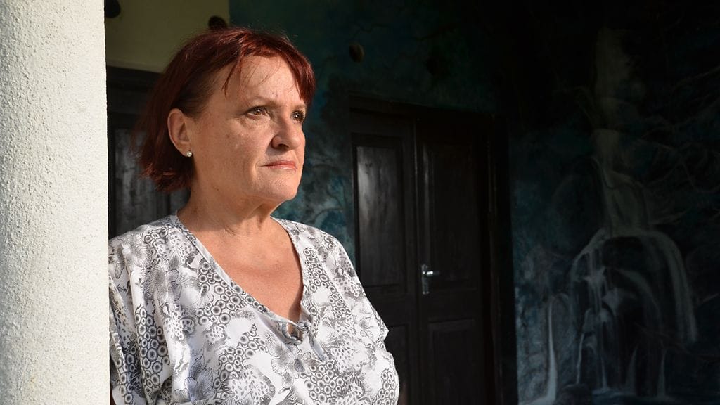 Ulla Koljonen haluaisi perustaa raiskatuille tytöille ja naisille turvakodin tilalleen Sri Lankassa.