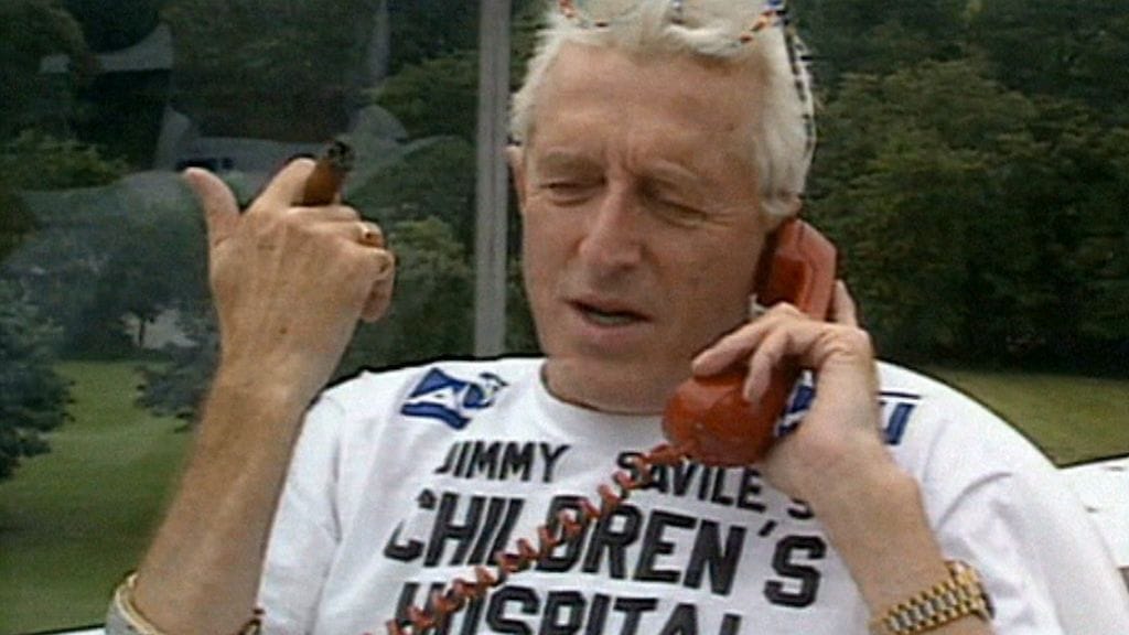 Arkistokuvaa Jimmy Savilesta. Kuvakaappaus uutistoimisto AP:n videomateriaalista.