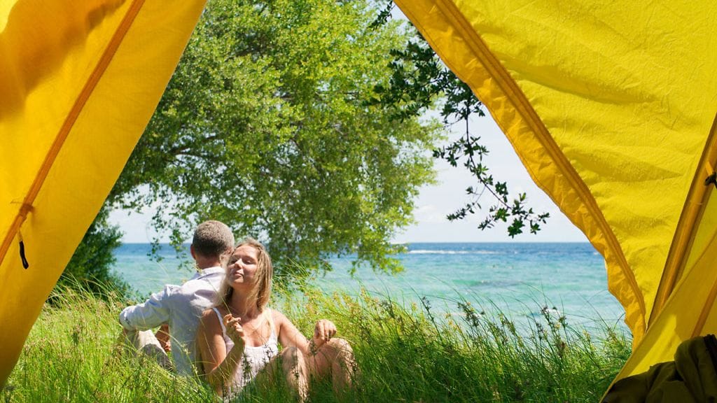 Pariskunta telttailee