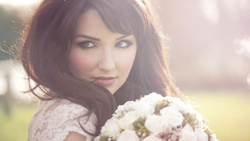 Tiukan nutturan sijasta hiukset voivat vallan mainiosti olla auki häissä.