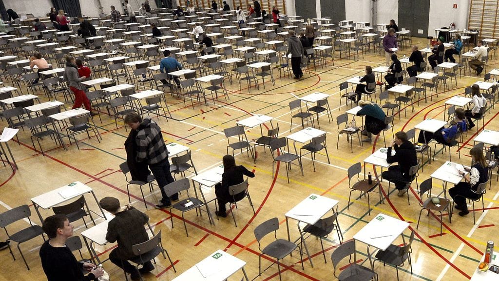 Nykyään ylioppilaat kirjoittavat vastauksensa vielä kynällä paperille.