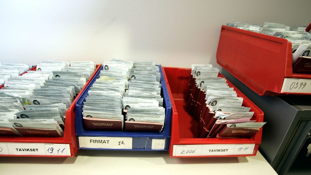 Passeja Suomen Pietarin konsulaatin viisumianomusten palvelupisteessä 24. marraskuuta 2004.