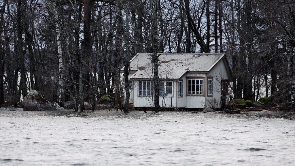 Veden saartama kesämökki Loviisassa vuonna 2005.