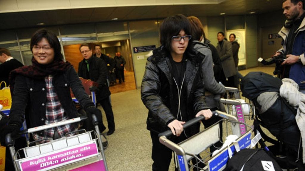 Säteilyturvakeskuksen mukaan Japanista palaavat matkustajat eivät ole altistuneet säteilylle. Kuvassa lentomatkustajia saapumassa Japanista Helsinki-Vantaan lentokentälle 11. maaliskuuta 2011. (Lehtikuva.)