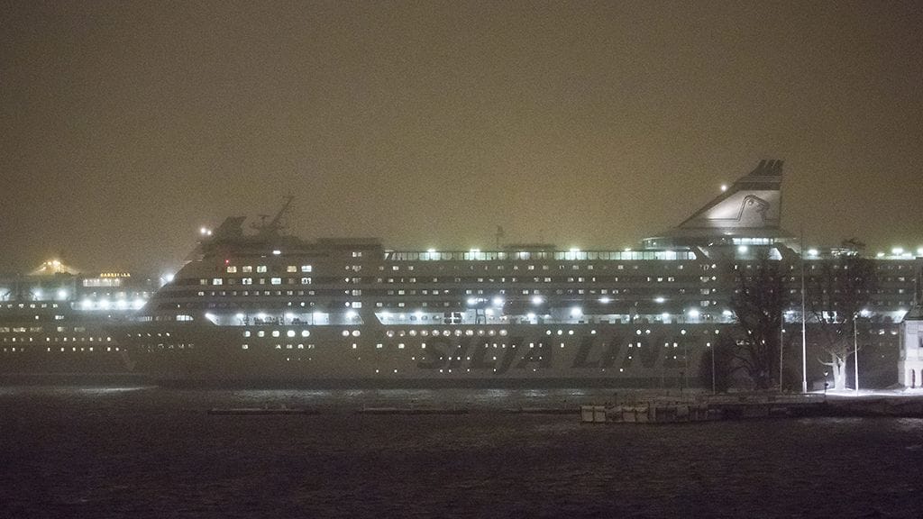 Tallink Siljan Serenade -matkustajalaiva saapuu Helsingin satamaan useita tunteja myöhässä.