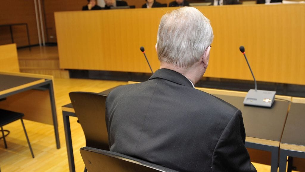 Eduskunnan urheilukerhon rahasotkun puinti alkoi Helsingin käräjäoikeudessa 16. marraskuuta 2010. Kerhon taloudenhoitajana toiminut virkamies myöntää kavaltaneensa yli 135000 euroa kerhon varoja. Hän myöntää myös syyllistyneensä väärennykseen peitelläkseen kavallusta.