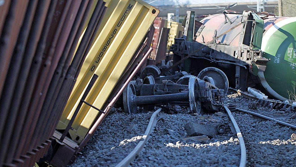 Suistuneita vaunuja Vammalan ratapihalla.