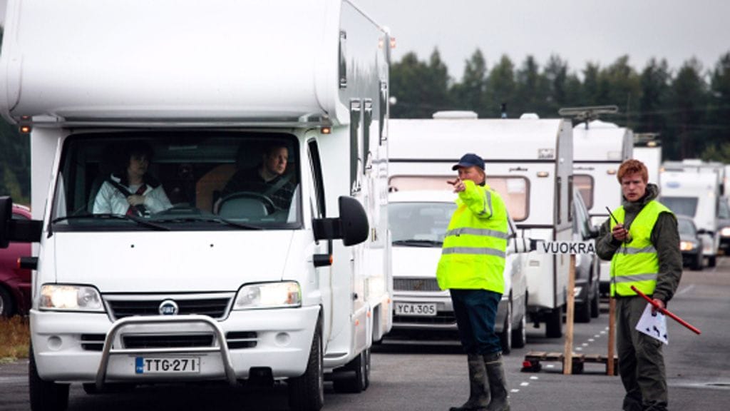 Ensimmäisiä matkailuautoja saapui suviseura-alueelle Lopella 27. kesäkuuta 2012.