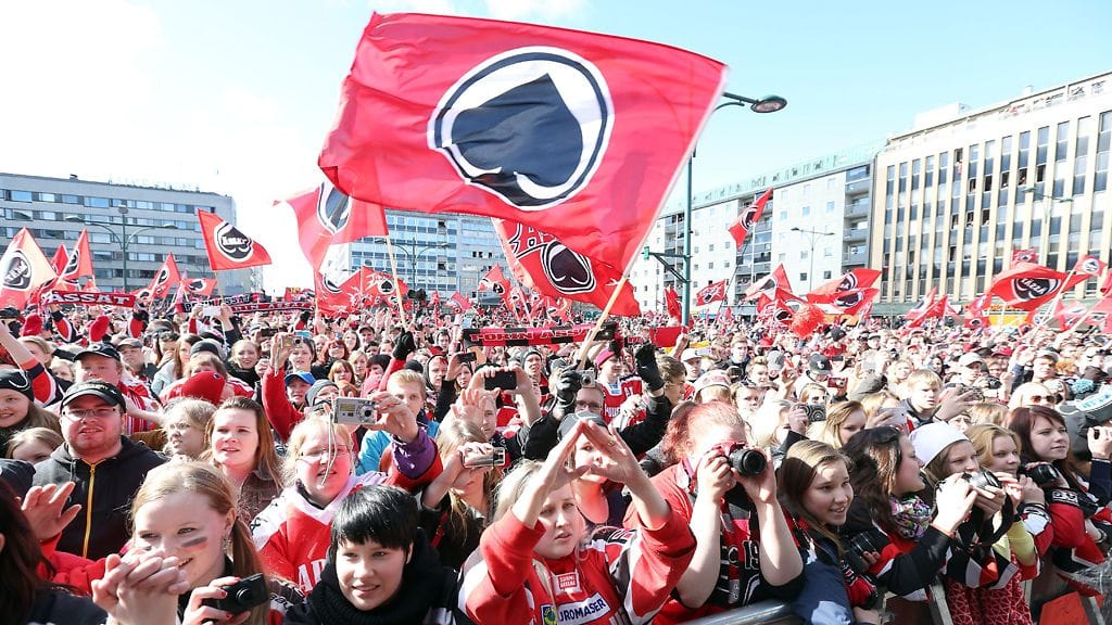 Ässät juhlivat jääkiekon Suomen mestaruutta yhdessä kannattajiensa kanssa Porin torilla lauantaina 27. huhtikuuta 2013.