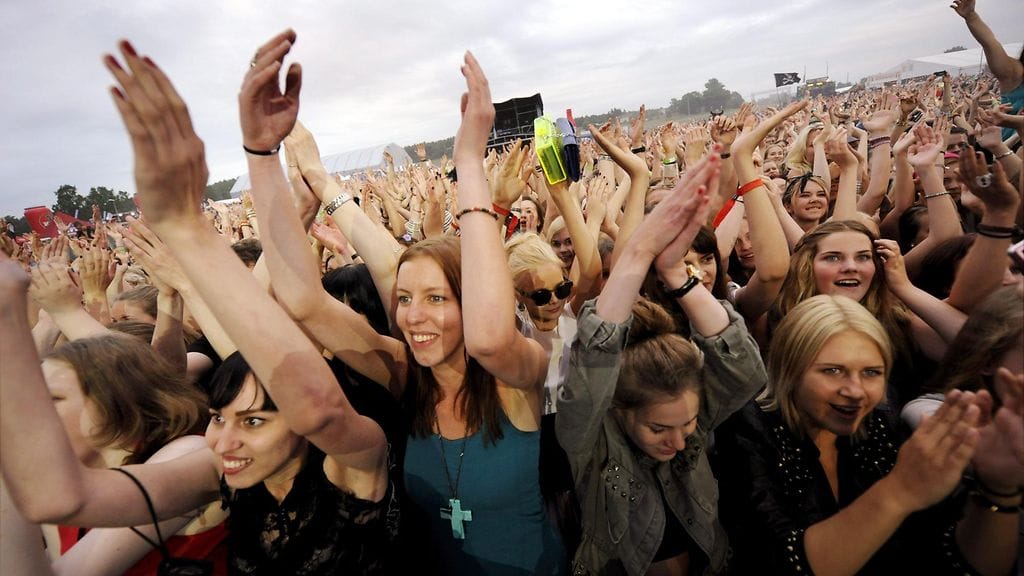 Festariyleisöä brittibändi Hurtsin keikalla Ruisrockissa Turussa heinäkuussa 2013.