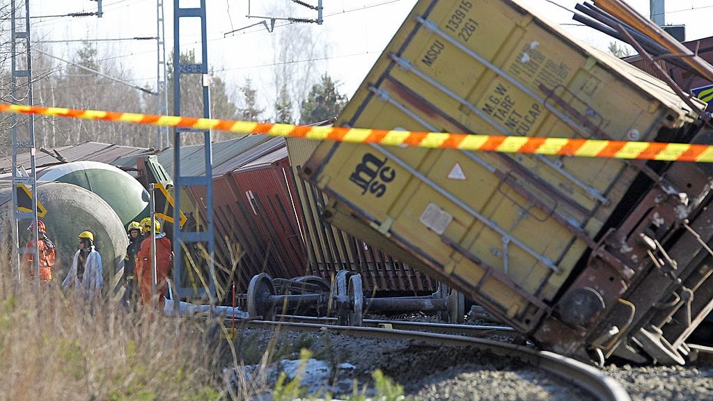 Suistuneita vaunuja Vammalan ratapihalla.