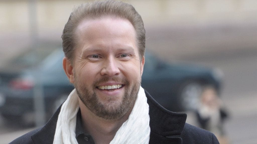 Eduskunta maksaa filosofi Pekka Himasen matkan Kaliforniasta Suomeen.