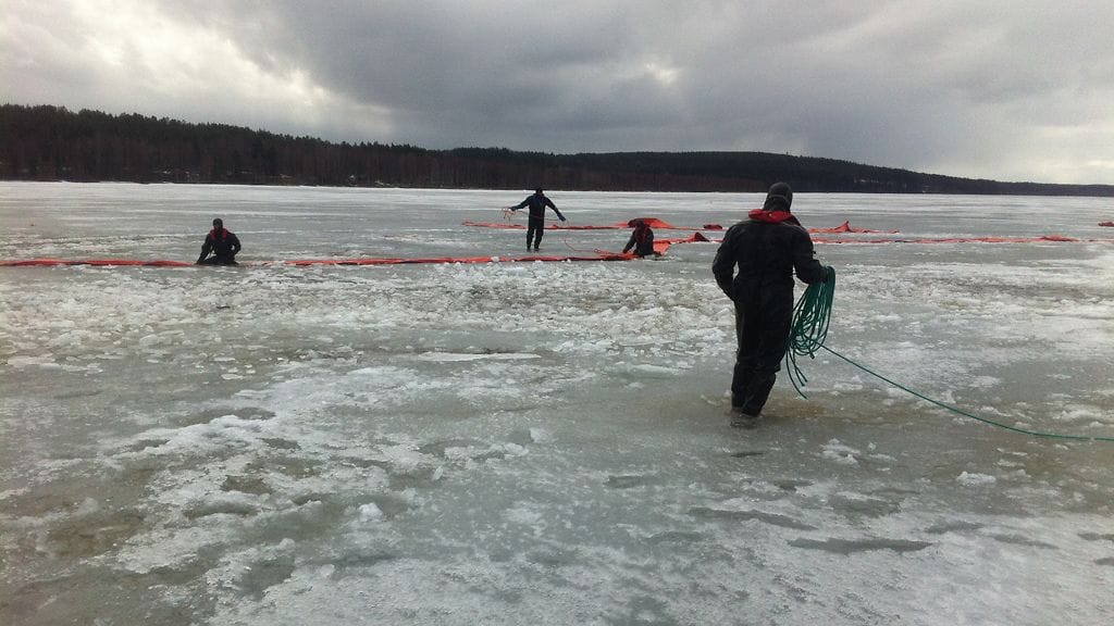 Kajaanissa taistellaan öljyvuotoa vastaan.