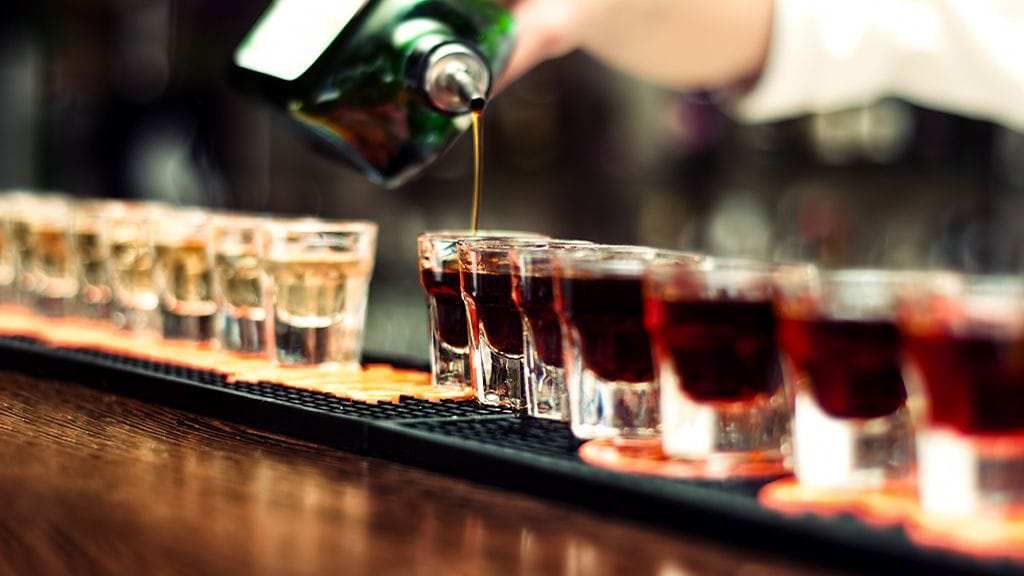 Ruotsinlaivan baarimestarin mukaan suomalaiset juovat salmaria, ruotsalaiset sen sijaan fisushotteja.