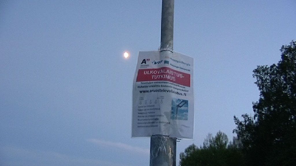 Teknologian tutkimuskeskus VTT on kehittänyt älykkään katuvalon, joka sopeutuu olosuhteisiin.