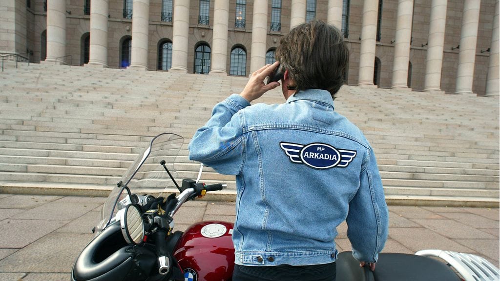 Eduskunnan moottoripyöräkerhon takki kuvattuna 19. syyskuuta.