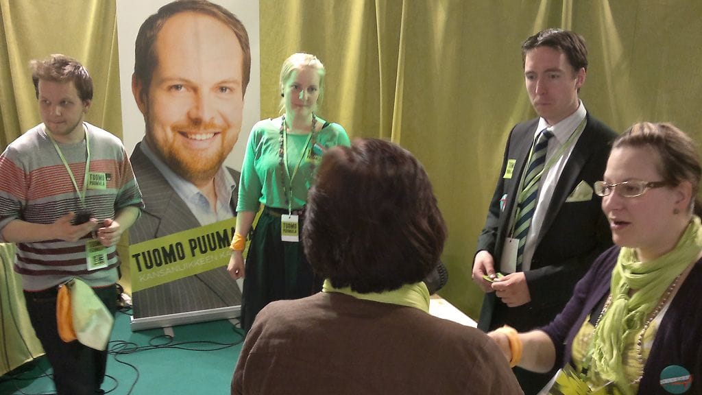 Puheenjohtajaehdokas Tuomo Puumalan kampanjaväkeä Rovaniemellä.