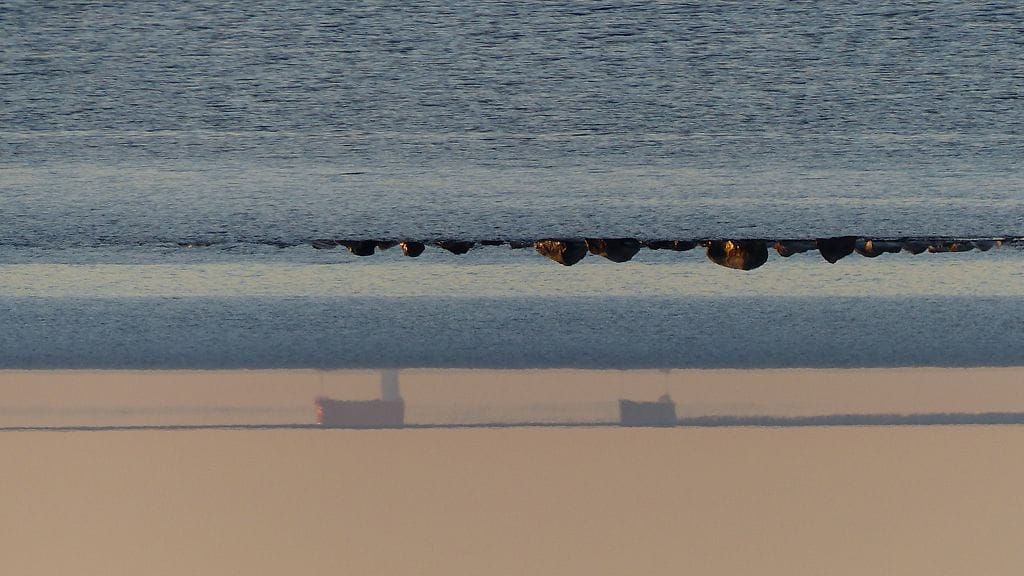 Kangastusilmiö käännettynä toisin päin, jolloin laivat hahmottaa.