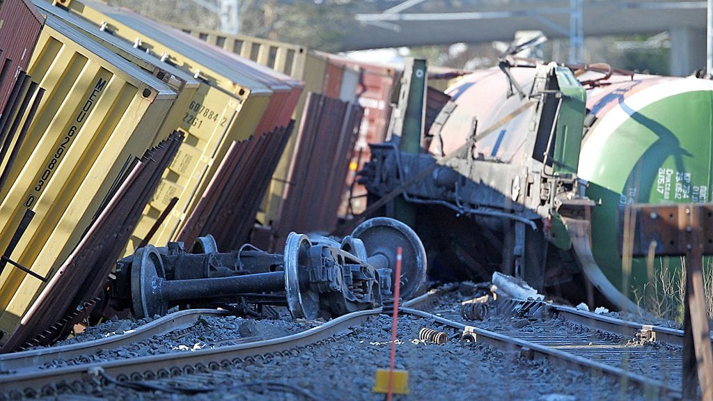 Suistuneita vaunuja Vammalan ratapihalla.