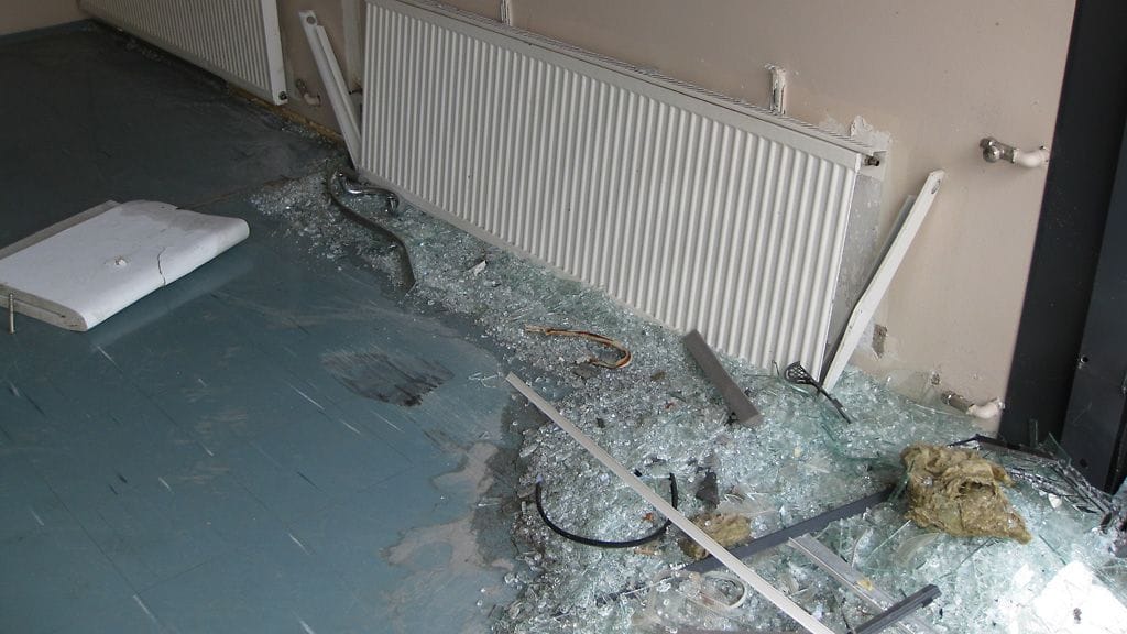 Rattijuoppo irrotti tullessaan talon seinästä patterin ja aiheutti vesivahingon.