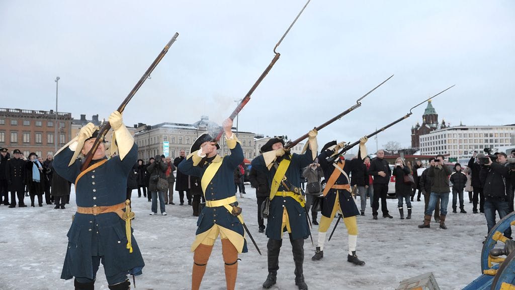 Uudenmaan Karoliinit juhlivat Ruotsin uuden kruununperillisen syntymää ampumalla kunnialaukauksia Kauppatorilla Helsingissä torstaina 23. helmikuuta 2012.