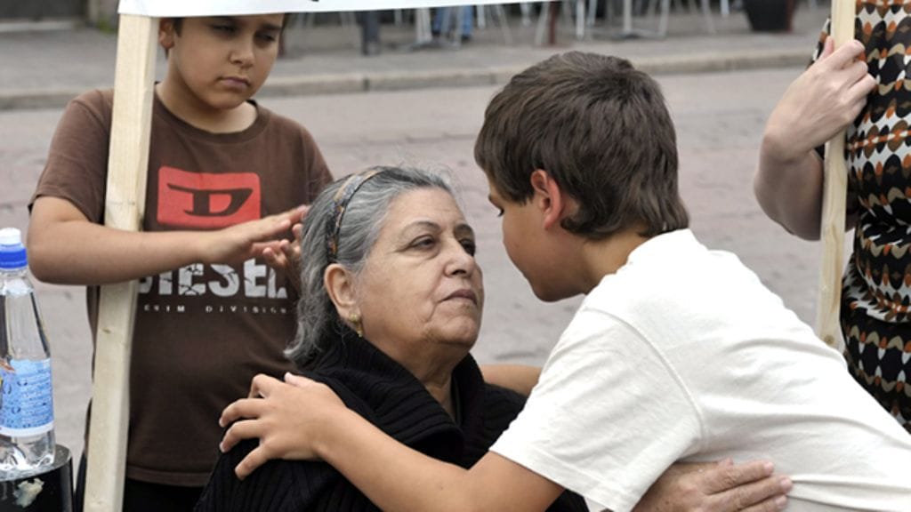 Helsingissä Elielinaukiolla osoitettiin mieltä 14. heinäkuuta 2009 egyptiläisen isoäidin, Eveline Fadayelin (kesk.) karkoituspäätöstä vastaan. Kuva: Lehtikuva