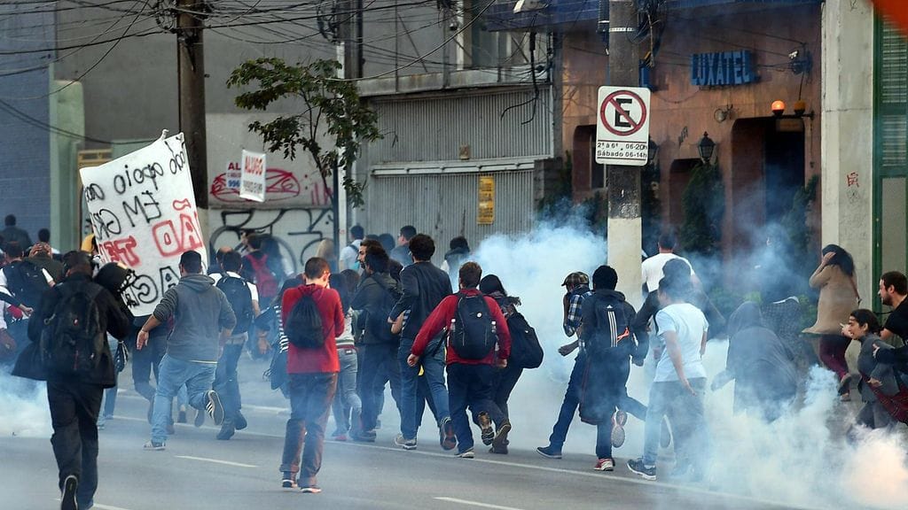 Brasilian Sao Paulossa poliisi on yrittänyt hillitä metrolakon ympärille syntyneitä mielenosoituksia kyynelkaasulla.